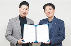 나누 이윤노 대표(왼쪽)와 무림P&P 임용수 펄프몰드사업부 대표가 친환경 코팅기술 관련 협약을 체결하고 있다. [무림 제공]