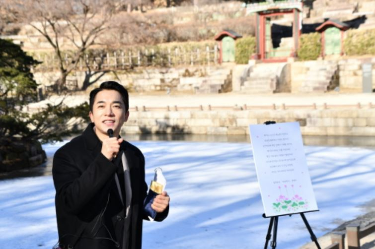 문화재청 홍보대사 배우 김영민 씨가 일일해설사로 활동하는 모습. [문화재청 제공]