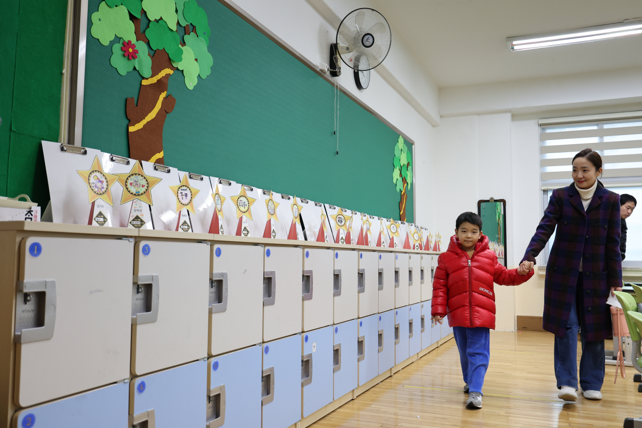 4일 오후 서울 서초구 원명초등학교에서 열린 신입생 예비 소집에서 예비 초등학생이 교실을 구경하고 있다. [연합]