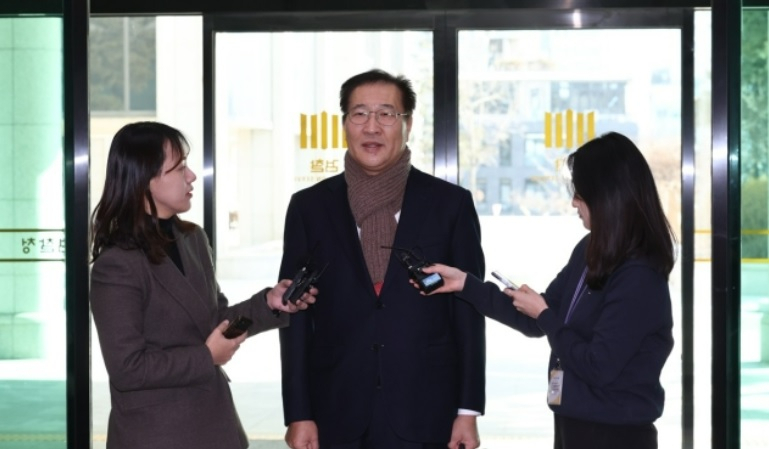 윤석열 정부 두 번째 법무부 장관에 지명된 박성재 후보자가 25일 오후 서울 서초구 서울고등검찰청에 마련된 인사청문회준비단 사무실로 출근하며 취재진의 질문에 답하고 있다. [연합]