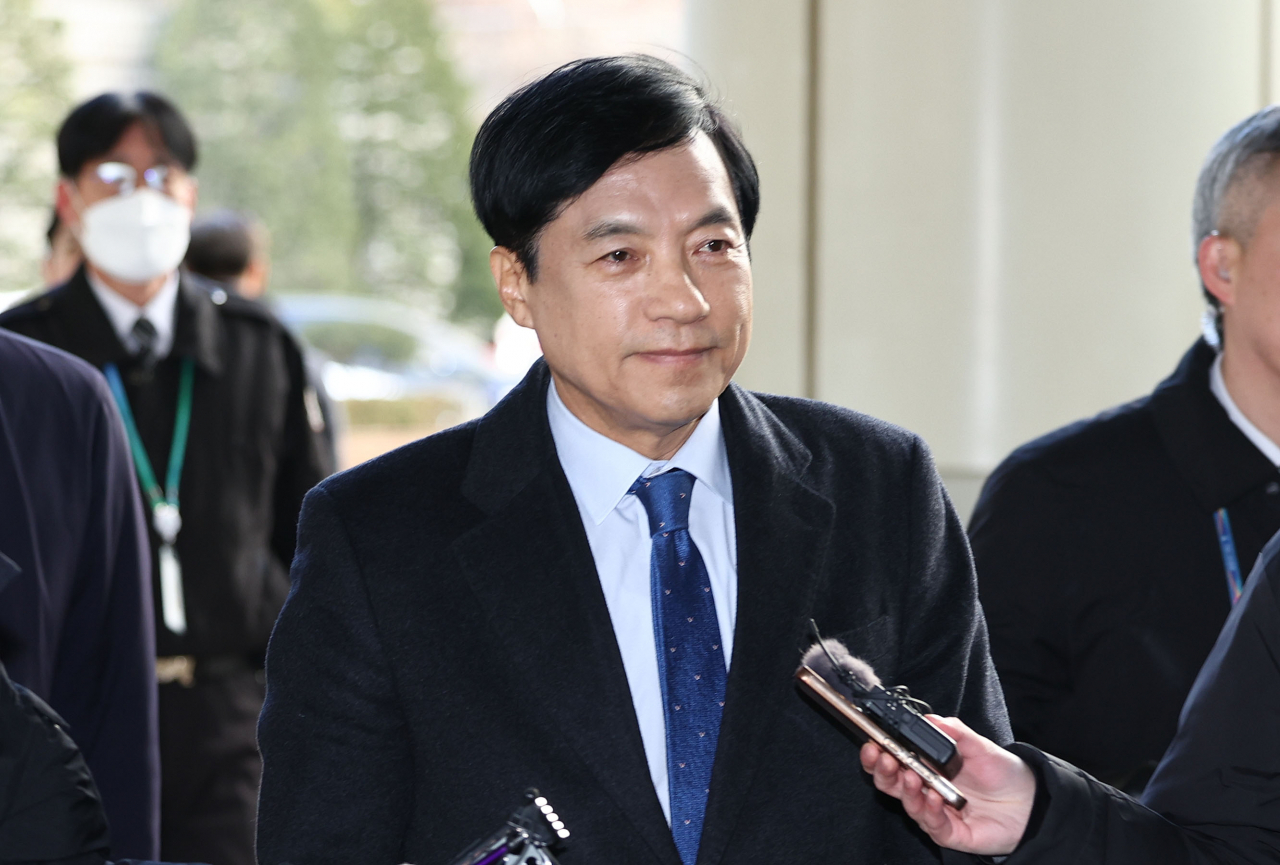 김학의 전 법무부 차관 불법 출국금지 의혹 수사를 무마한 혐의로 기소된 이성윤 법무연수원 연구위원이 25일 오후 서초구 서울고등법원에서 열린 2심 선고 공판에 출석하기 위해 법정으로 향하고 있다. [연합]