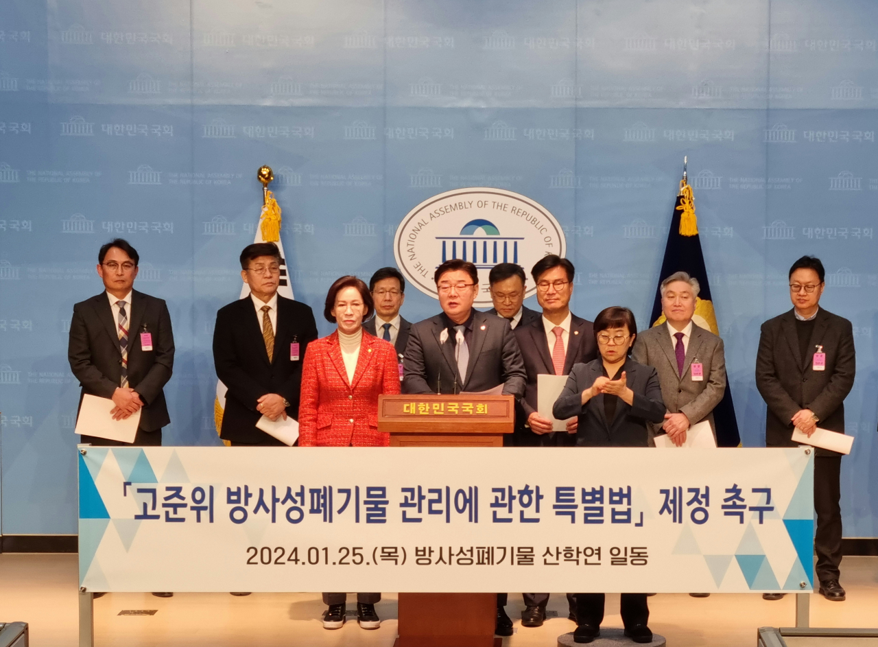 국회 산업통상자원중소벤처기업위원회 국민의힘 간사 김성원 의원과 이인선·김영식 의원, 정재학 한국방사성폐기물학회장, 정범진 한국원자력학회장 등은 25일 오후 국회 소통관에서 ‘고준위 방사성폐기물 관리에 관한 특별법’의 국회 처리를 촉구하고 있다.[한국원자력환경공단 제공]