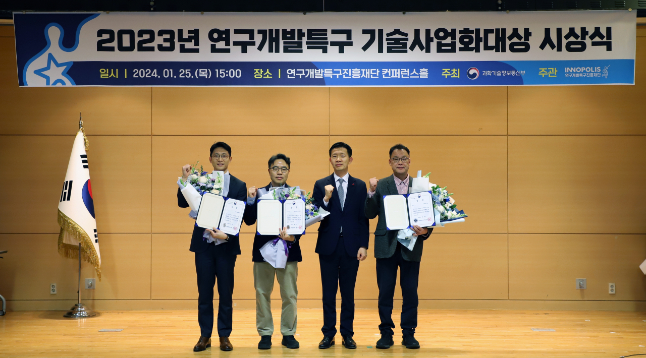 연구개발특구 기술사업화 대상 수여식. 김용규(왼쪽부터) 바이옴에이츠 대표, 장영재 다임리서치주식회사 대표, 노경원 과기정통부 연구개발정책실장, 권혁성 특허법인 이노 대표.[과기정통부 제공]