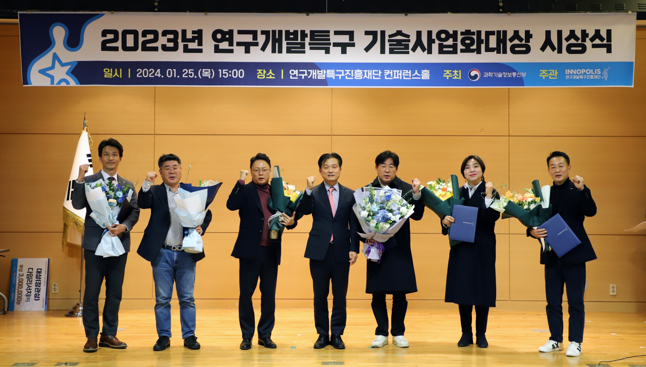 연구개발특구 기술사업화대상 우수상 수상기업. 위병갑(왼쪽부터) 위노베이션(주) 대표, 최장식 (주)이유씨앤씨 대표, 임정민 렉스이노베이션 대표, 강병삼 특구재단 이사장, 박기성 (주)시큐웍스 대표, 손정희 특허법인 수 변리사, 박경택 (주)코아이 대표.[과기정통부 제공]
