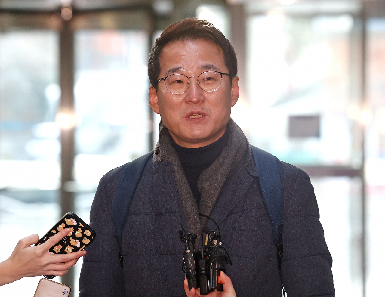 25일 오전 28㎓ 대역 주파수 할당을 신청한 세종텔레콤 이광모 입찰대리인이 5G 28㎓ 대역 주파수 경매 참가를 위해 서울 송파구 아이티벤처타워에 들어서며 발언하고 있다. 연합뉴스