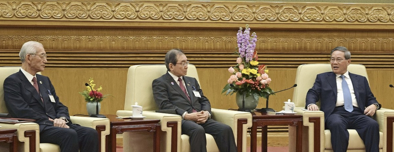 중국을 방문 중인 일본 경제계 대표단이 25일 리창 중국 총리와 면담하고 중국의 일본산 수산물 수입금지 철회 등을 요구했다. 도쿠라 마사카즈(가운데) 게이단렌(經團連·일본경제단체연합회) 회장과 신도 고세이(왼쪽) 일중경제협회 회장이 이날 베이징 인민대회당에서 리창(오른쪽) 중국 총리와 얘기를 나누고 있다. [연합]