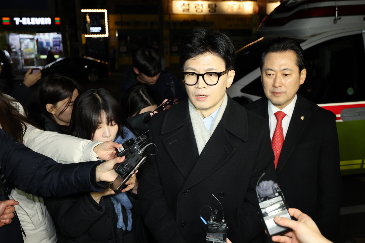 한동훈 국민의힘 비상대책위원장이 25일 서울 용산구 순천향대 응급실에서 치료 중인 배현진 의원을 병문안 하기 전 취재진과 인터뷰하고 있다. 배 의원은 이날 강남구 신사동 거리에서 괴한에게 습격당했다. [연합]