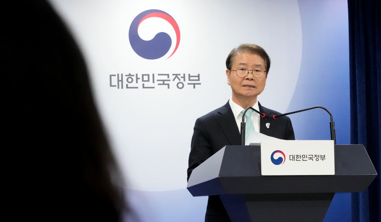 이정식 고용노동부 장관이 25일 정부서울청사에서 50인 미만 사업장에 대한 중대재해처벌법 적용을 2년 유예하는 개정안 미통과된 데 따른 정부 대책에 대해 설명하고 있다. [고용노동부 제공]