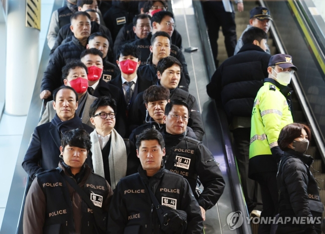 국민의힘 한동훈 비상대책위원장이 4일 오전 광주송정역에 도착해 경찰의 경호를 받으며 이동하고 있다. [연합]