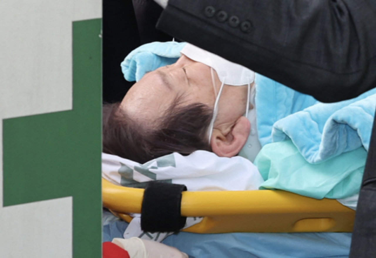 2일 부산 방문 일정 중 흉기에 피습된 이재명 더불어민주당 대표가 서울 종로구 서울대병원으로 이송되는 모습. [연합]