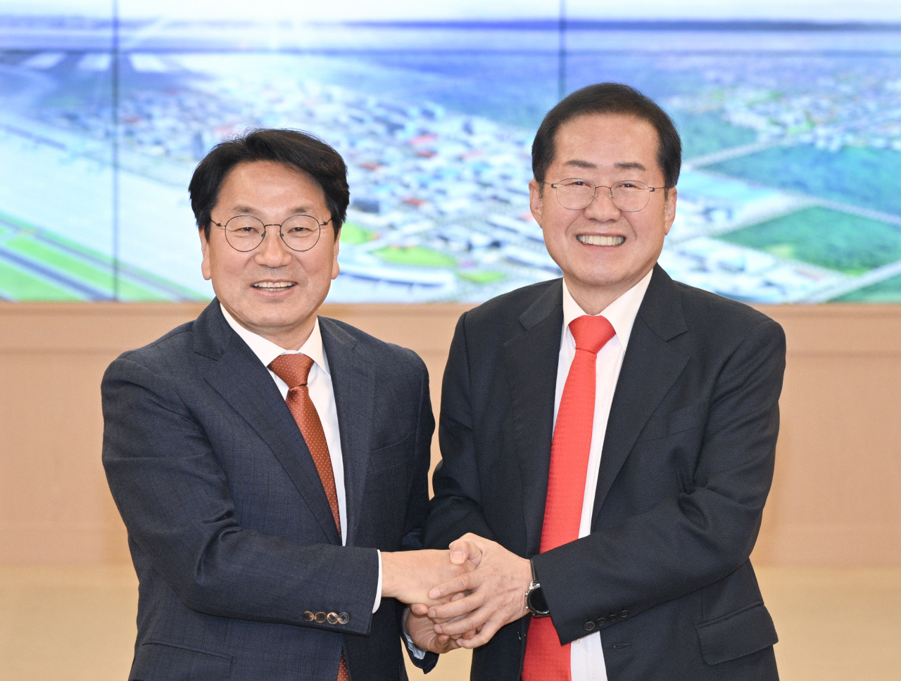 달빛동맹 손잡은 강기정 광주시장과 홍준표 대구시장.[대구시 제공]
