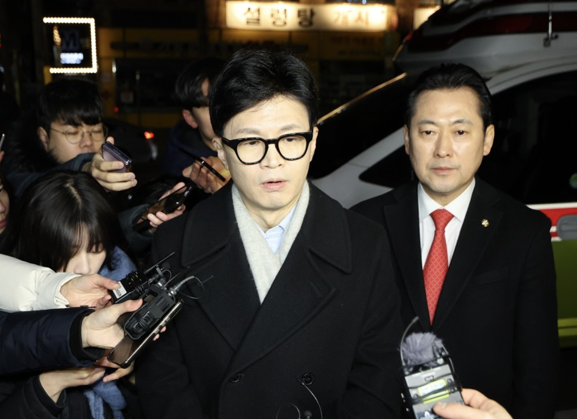 한동훈 국민의힘 비상대책위원장이 25일 서울 용산구 순천향대 응급실에서 치료 중인 배현진 의원을 병문안 하기 전 취재진과 인터뷰하는 모습. [연합]