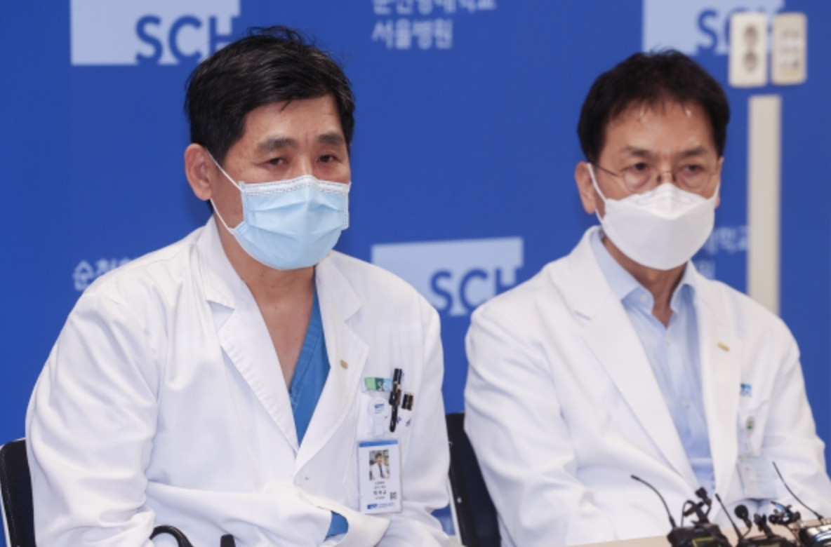 25일 서울 용산구 순천향대병원에서 박석규 순천향대 신경외과 교수(왼쪽)가 국민의힘 배현진 의원의 치료 상태에 관해 설명하고 있다. [연합]