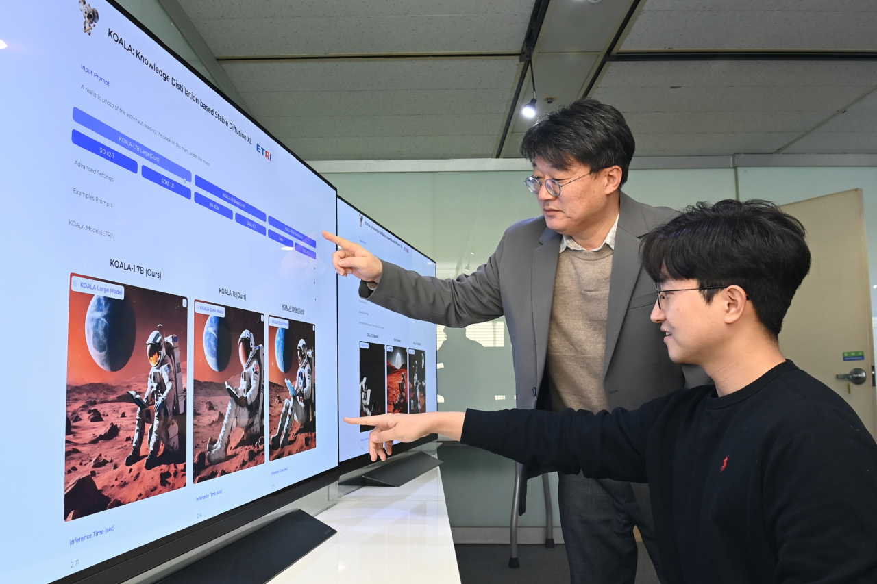 ETRI연구진이 문장을 입력해 이미지를 만드는 코알라(KOALA) 모델을 시연하고 있다.[ETRI 제공]