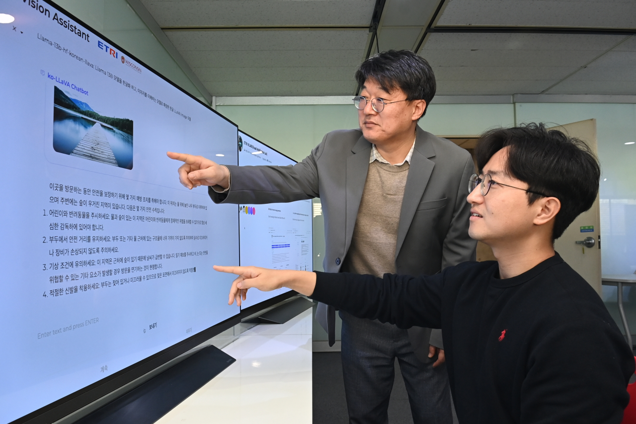 ETRI 연구진이 이미지나 영상을 불러와 질의응답을 할 수 있는 대화형 시각언어모델 코라바(Ko-LLaVA) 모델을 시연하고 있다.[ETRI 제공]