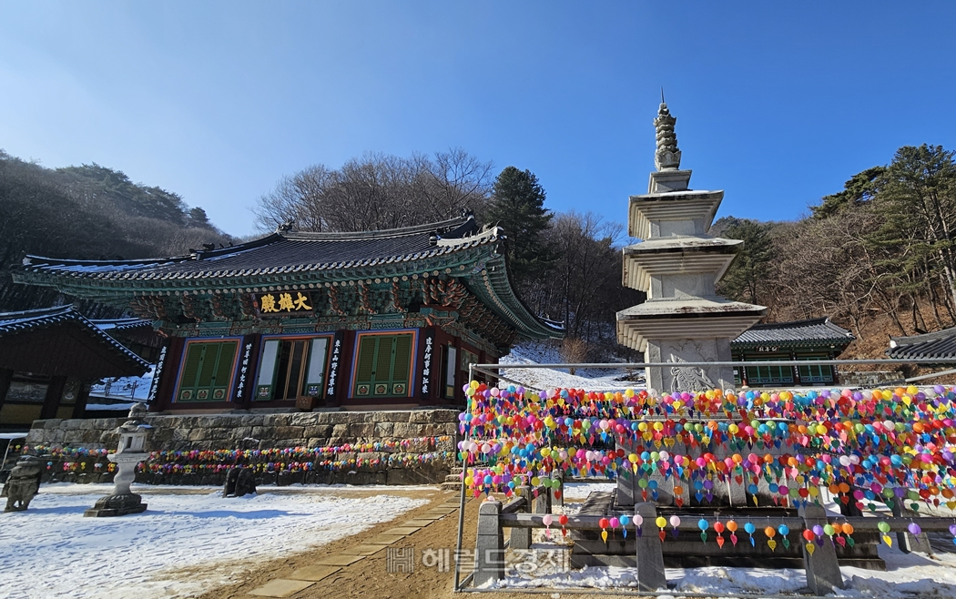 구룡사 대웅전과 석탑