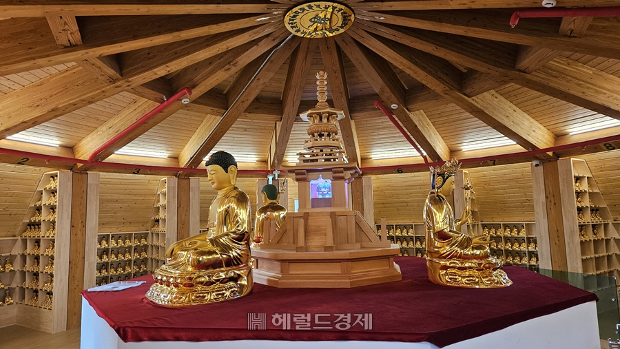 타워에 마련된 삼천불전. 말 그대로 3000여개의 부처상을 모시는 공간이다.