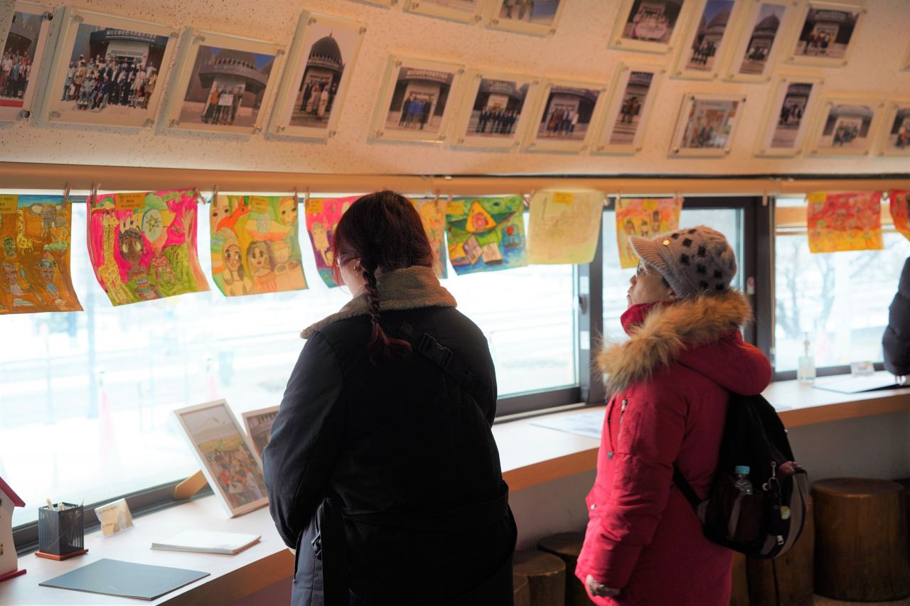 Visitors explore the Memorial Hall for Ethiopian Veterans in the Korean War, in Chuncheon, Gangwon Province, Jan. 10. (Lee Si-jin/The Korea Herald)