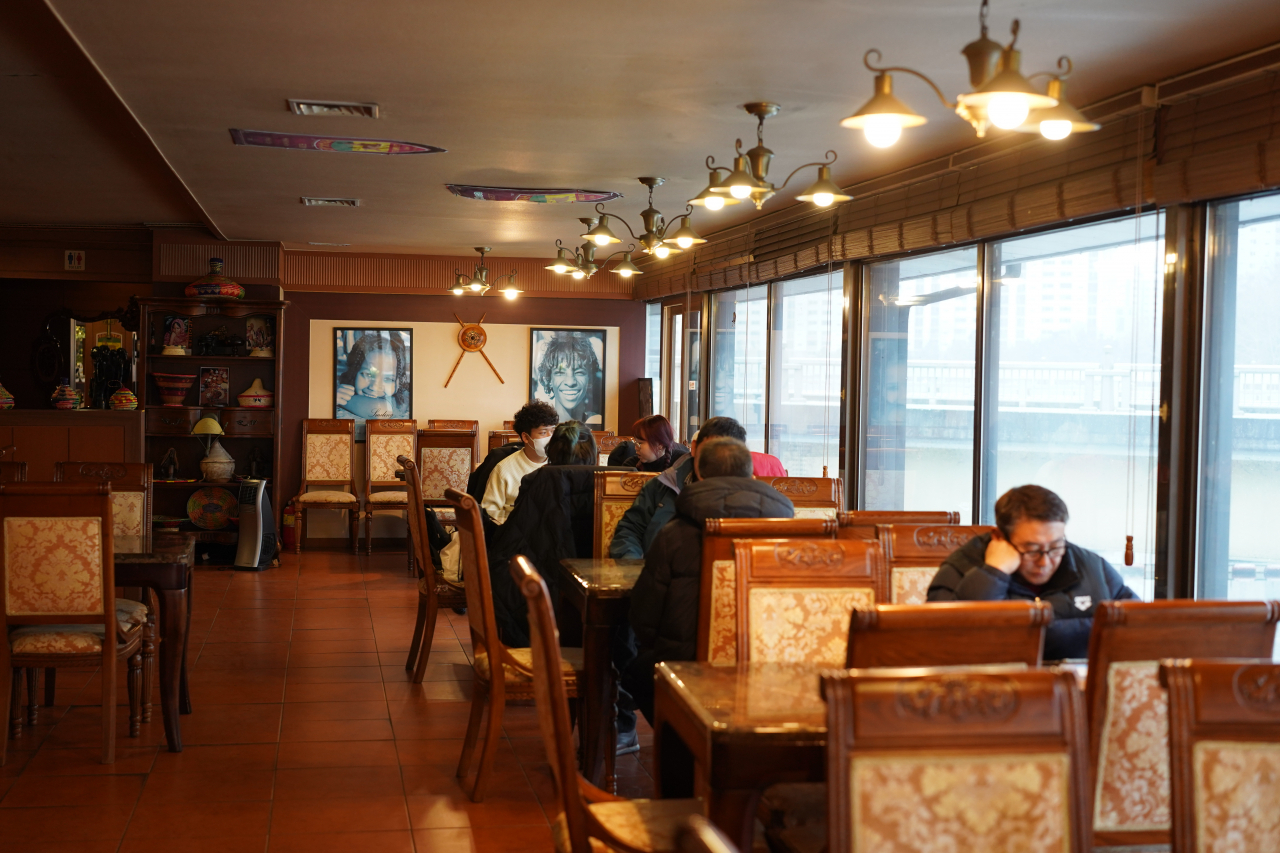 Visitors enjoy coffee at Ethiopia Bet in Chuncheon, Gangwon Province. (Lee Si-jin/The Korea Herald)