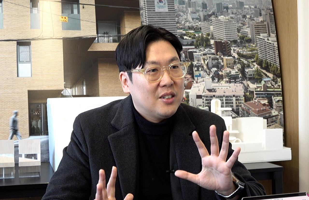 지난 16일 서울 성동구 성수동에 위치한 건축사사무소 ‘경계없는작업실’에서 만난 문주호 소장. [이건욱PD]