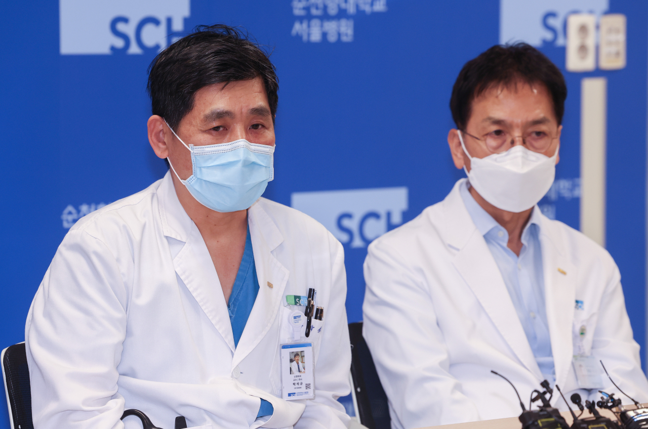 25일 서울 용산구 순천향대병원에서 박석규 순천향대 신경외과 교수(왼쪽)가 국민의힘 배현진 의원의 치료 상태에 관해 설명하고 있다. 배 의원은 이날 강남구 신사동 거리에서 괴한에게 습격당했다. [연합]