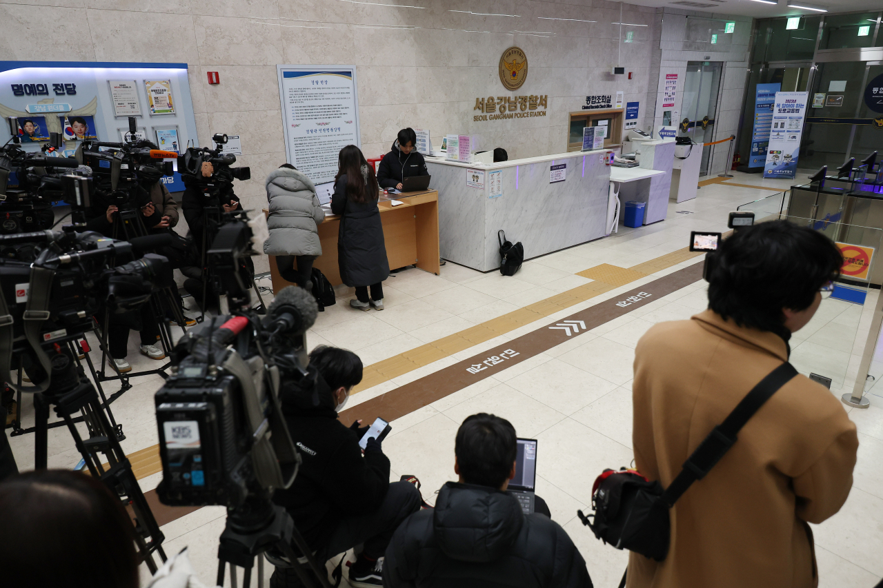국민의힘 배현진 의원이 괴한에 습격당해 상처를 입고 병원으로 옮겨져 치료 중인 25일 습격범이 압송돼 조사받고 있는 서울 강남경찰서에서 취재진이 대기하고 있다. [연합]
