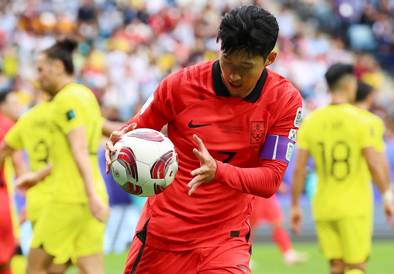 25일(현지시간) 카타르 알와크라 알자누브 스타디움 열린 2023 아시아축구연맹(AFC) 아시안컵 조별리그 E조 최종전 한국과 말레이시아의 경기. 손흥민이 코너킥을 위해 공을 잡고 코너플래그로 향하고 있다. [연합]