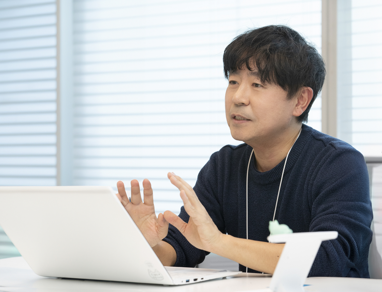 최재혁 KT 디바이스 사업팀 차장이 캐릭터 ‘라온’에 대해 설명하고 있다. [KT 제공]