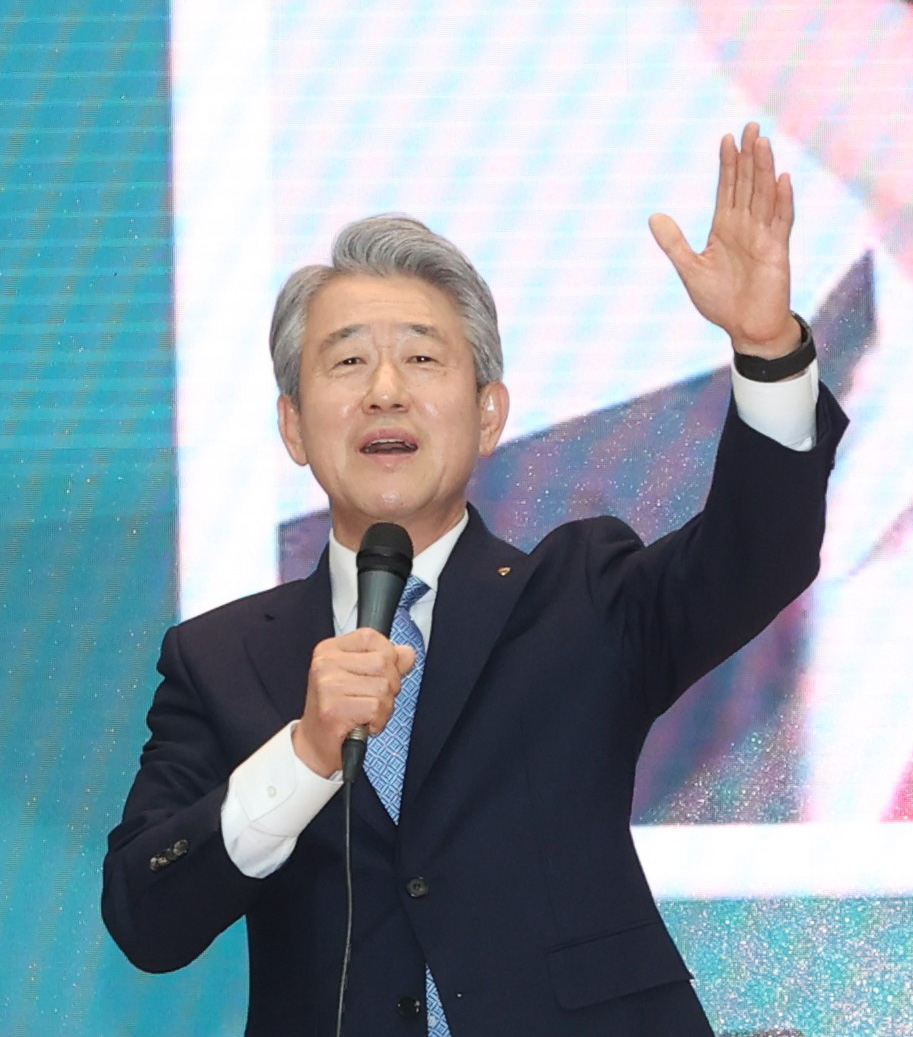 제25대 농협중앙회장에 당선된 강호동 후보가 25일 서울 중구 농협중앙회 대강당에서 열린 임시총회에서 인사하고 있다. 연합뉴스
