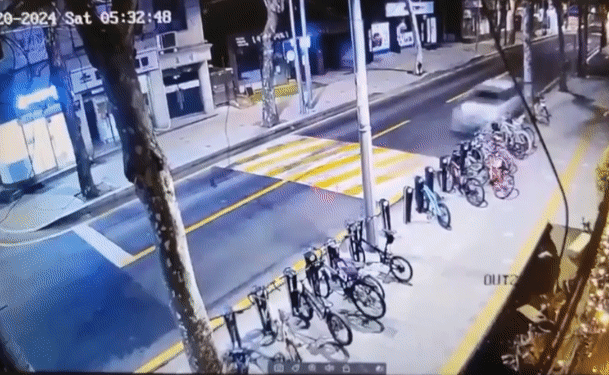 지난 20일 오전 5시 30분쯤 서울 서초구 방배동에서 청소 일을 나가던 50대 딸과 80대 어머니를 태운 차량이 역주행 교통사고를 냈다. 이 사고로 모녀는 병원으로 옮겨졌지만 숨졌다. [사고 당시 CCTV 영상]
