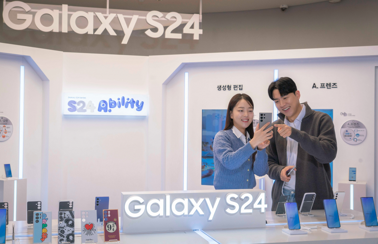 SK텔레콤 홍보모델이 홍대 ICT 복합 문화공간 T팩토리에 설치된 갤럭시S24 체험존에서 갤럭시S24를 소개하고 있다. [SK텔레콤 제공]
