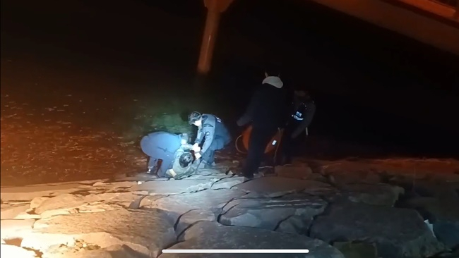 출동한 여수소방서 119구조대원들이 25일 밤 동동다리 밑 바다에 빠진 남성을 구조하고 있다.