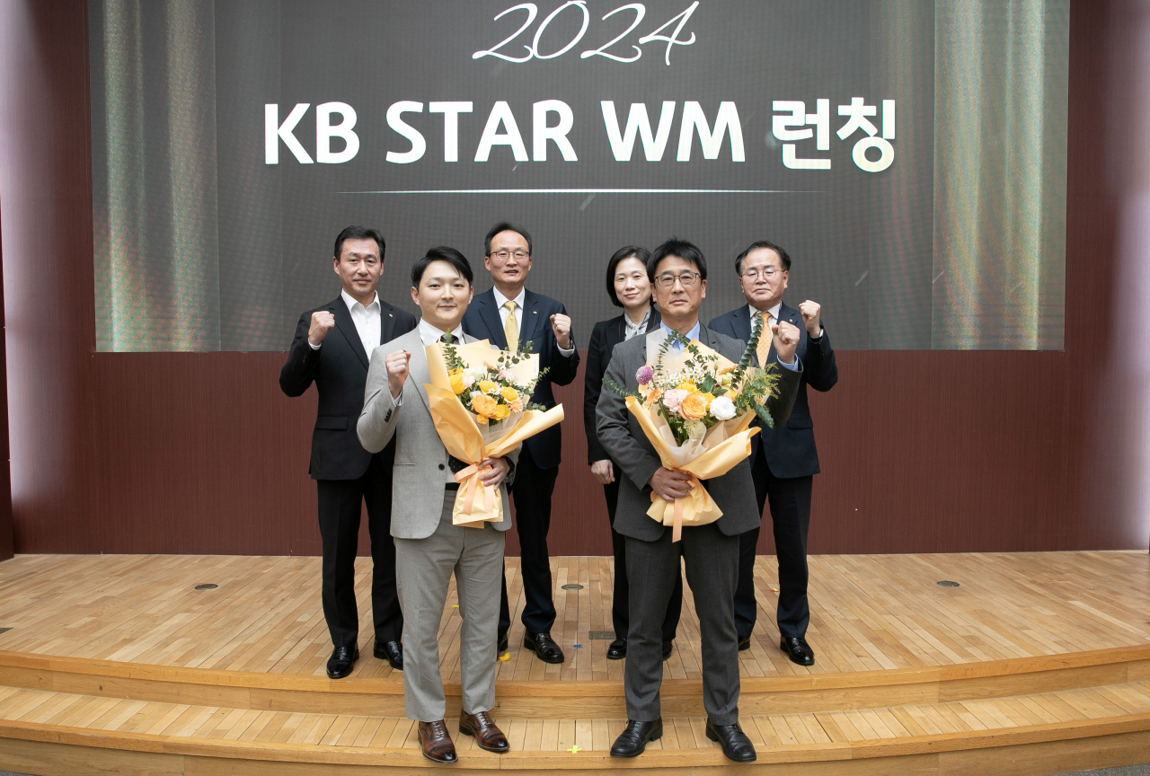 KB라이프생명은 24일 서울 강남구 역삼동 KB라이프타워 스타홀에서 2024년 ‘KB STAR Wealth Manager(이하 KB STAR WM)’의 출범 기념식을 개최했다. 뒷줄 왼쪽부터 오승원 KB라이프파트너스 대표이사 사장, 이환주 KB라이프생명 대표이사 사장, 이재옥 KB증권 리테일사업총괄본부장, 장연수 KB국민은행 WM고객그룹 대표가 임명 배지를 받은 이재현 KB STAR WM, 황근하 KB STAR WM(앞줄 좌측부터)과 함께 기념사진을 촬영하고 있다. [KB라이프생명 제공]