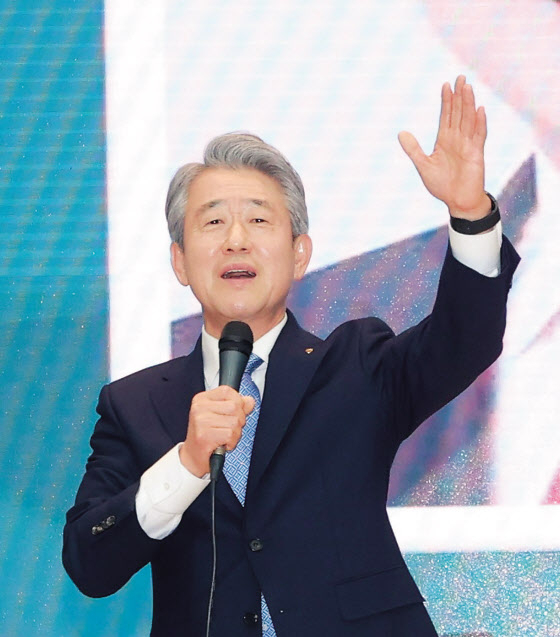 제25대 농협중앙회장에 당선된 강호동 후보가 25일 서울 중구 농협중앙회 대강당에서 열린 임시총회에서 인사하고 있다. [연합]