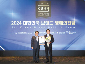 박기찬(왼쪽) 산업정책연구원장과 오영식 EVSIS 대표이사 [롯데정보통신 제공]