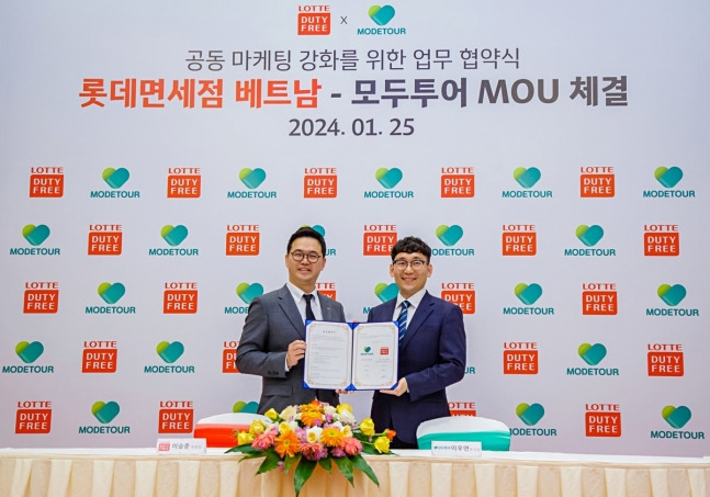 25일 이승준(왼쪽) 롯데면세점 글로벌운영부문장과 이우연 모두투어 동남아사업부 부서장이 MOU를 체결하고 기념촬영을 하고 있다. [롯데면세점 제공]