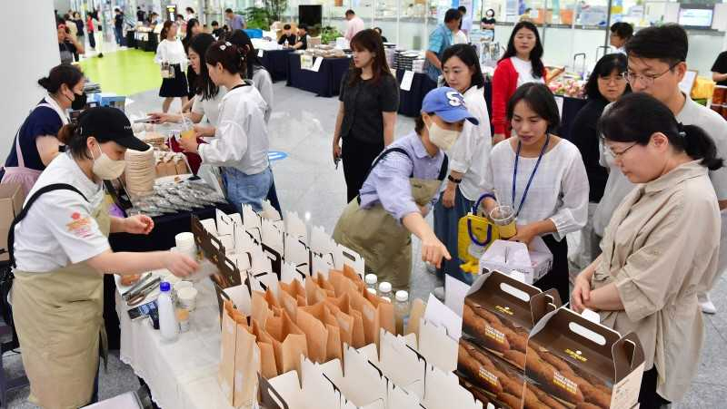 광주광역시는 설 명절을 앞두고 오는 31일 시청 1층 시민홀에서 ‘설맞이 전통시장 장보기 한마당’ 행사를 개최한다.
