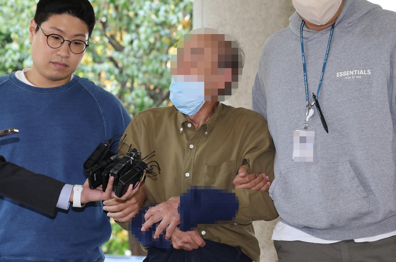 용산 대통령실 외곽 근무 중이던 경찰관 2명을 찌른 혐의(특수공무집행방해치상)를 받는 70대 남성 박모 씨가 지난해 11월 2일 오전 서울 마포구 서울서부지방법원에서 열린 구속영장실질심사에 출석하고 있다. [연합]