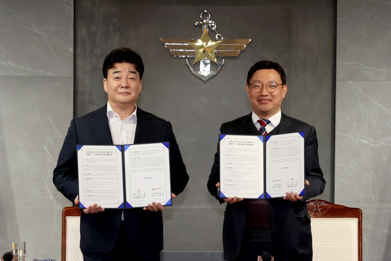 이갑수 군수관리관과 백종원 ㈜더본코리아 대표는 26일 국방부에서 병영식당 개선을 위한 업무협약을 체결했다. [국방부 제공]