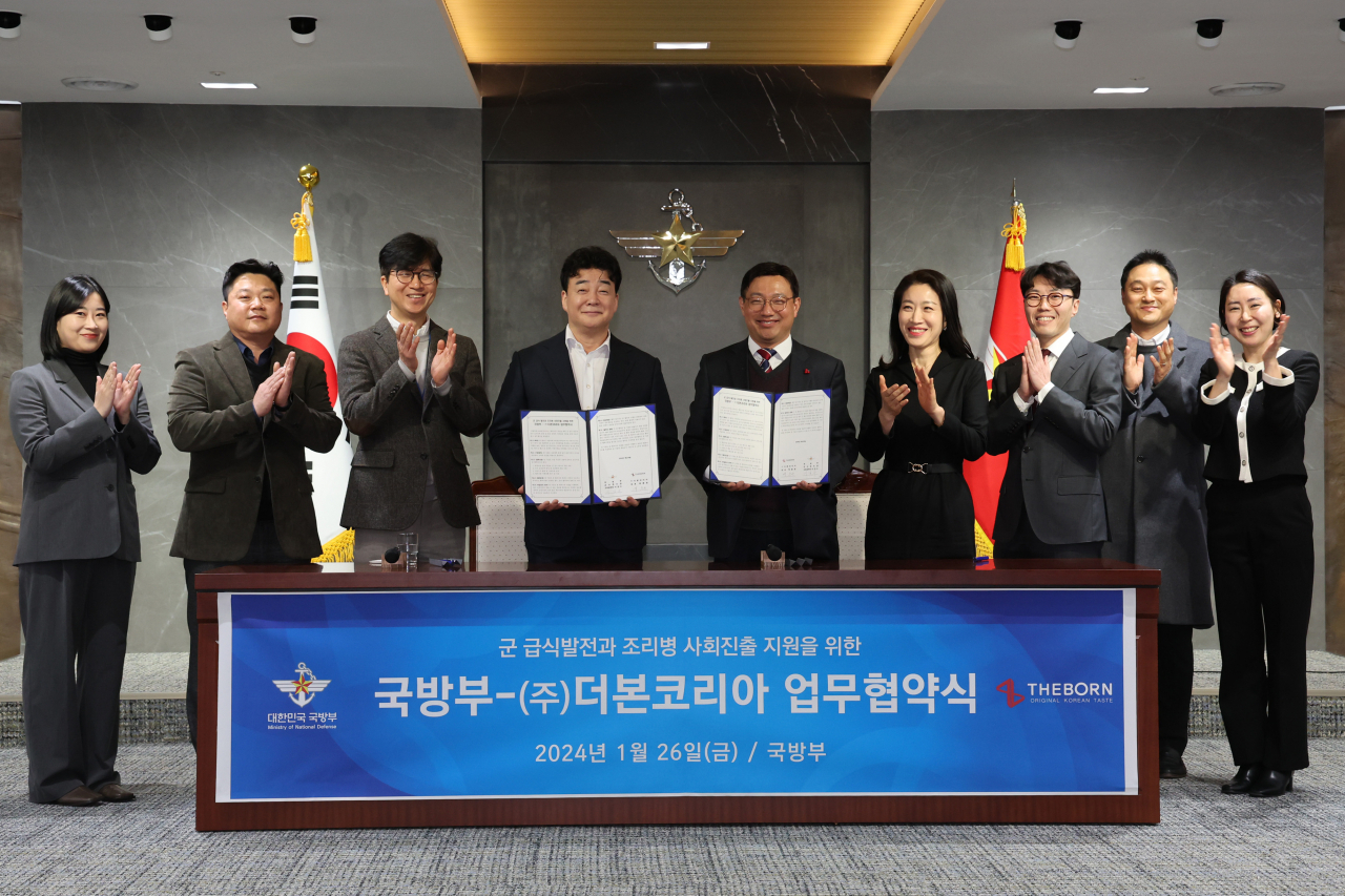이갑수 군수관리관과 백종원 ㈜더본코리아 대표는 26일 국방부에서 병영식당 개선을 위한 업무협약을 체결했다. [국방부 제공]