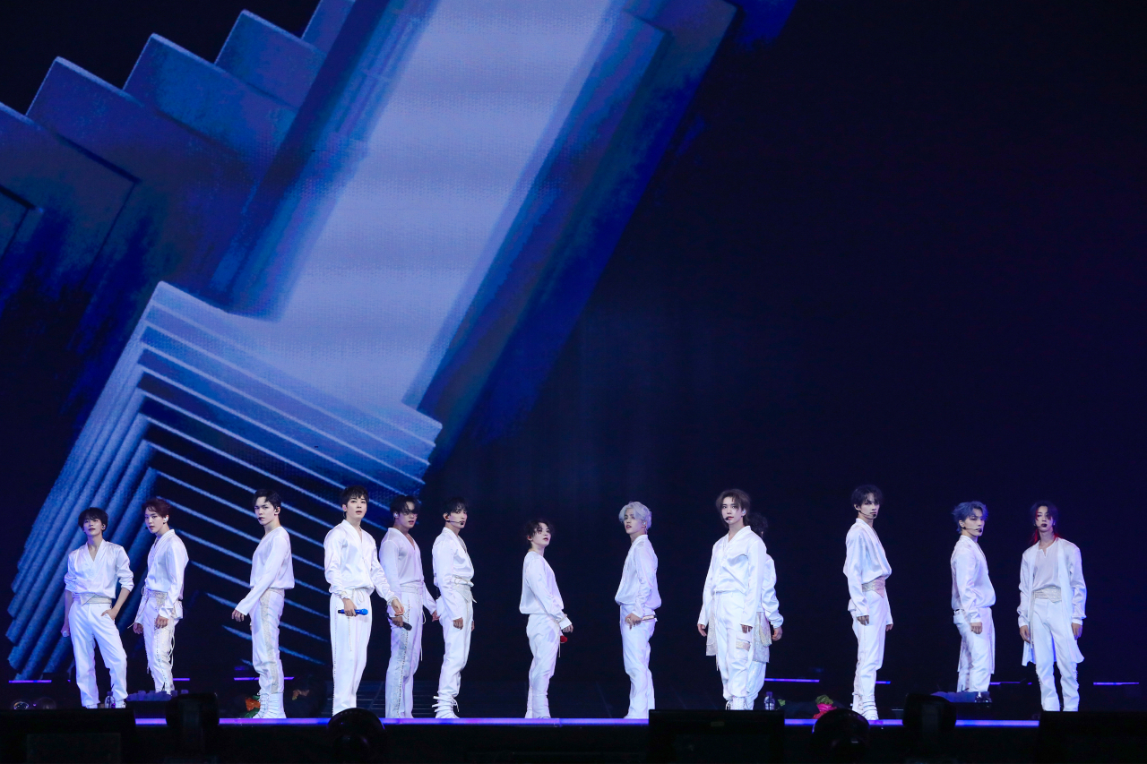 세븐틴은 이틀간 서울 구로구 고척 스카이돔에서 ‘세븐틴 팔로우 투 서울(Follow to Seoul)’로 3만 7000여 명의 캐럿과 만났다. [플레디스엔터테인먼트 제공]