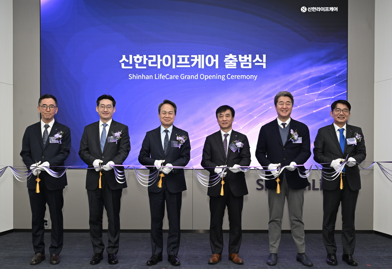 26일 서울 중구 신한L타워에서 진행된 신한라이프케어 출범식에서 진옥동(왼쪽 세 번째) 신한금융그룹 회장, 김철주(왼쪽 네 번째) 생명보험협회장, 이영종(맨 오른쪽) 신한라이프 사장과 우석문(맨 왼쪽) 신한라이프케어 대표가 참석자들과 함께 커팅식을 하고 있다. [신한라이프 제공]