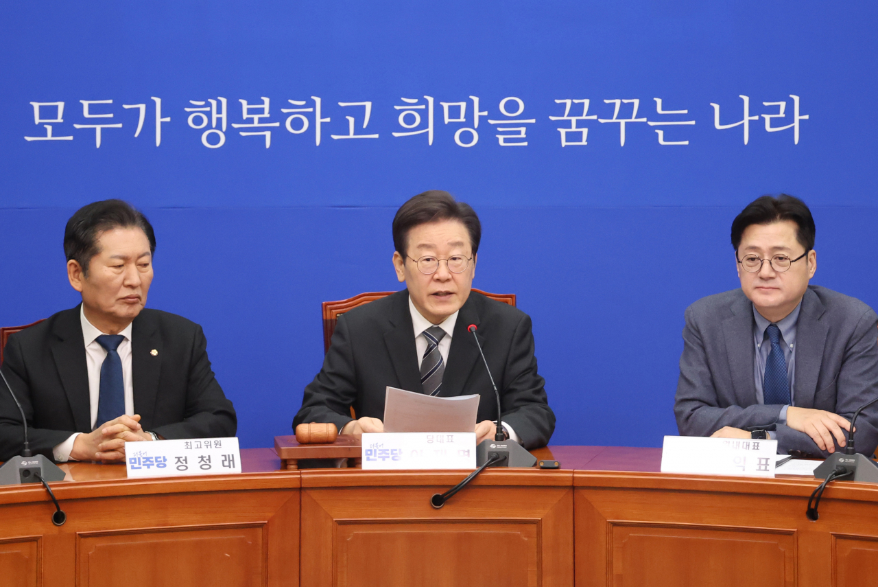이재명(가운데) 더불어민주당 대표가 26일 국회에서 열린 최고위원회의에서 발언을 하고 있다. [연합]
