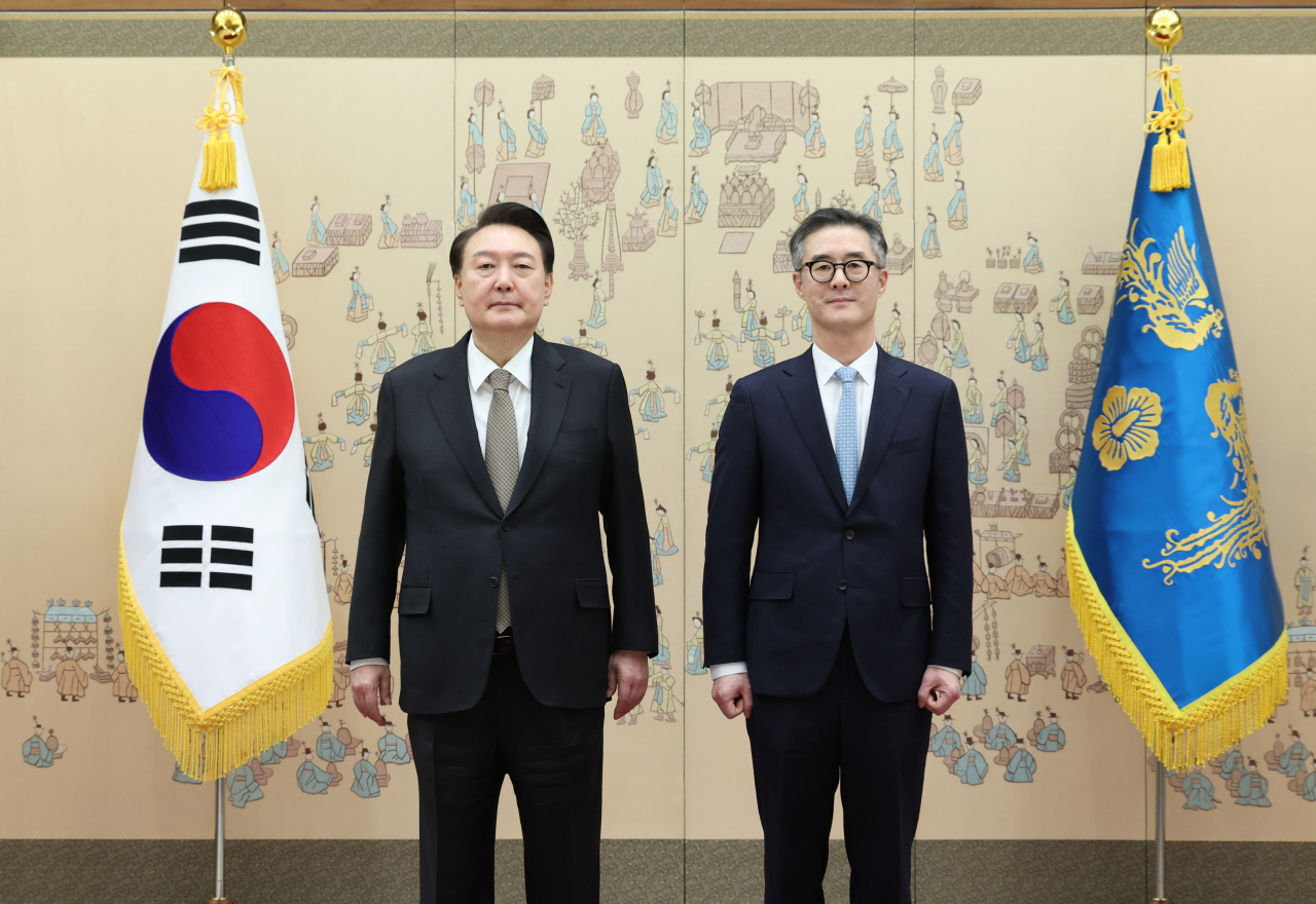 윤석열 대통령이 26일 서울 용산 대통령실 청사에서 열린 재외공관장 신임장 수여식에서 임상범 주독일 대사에게 신임장을 수여한 뒤 기념촬영을 하고 있다. [연합]