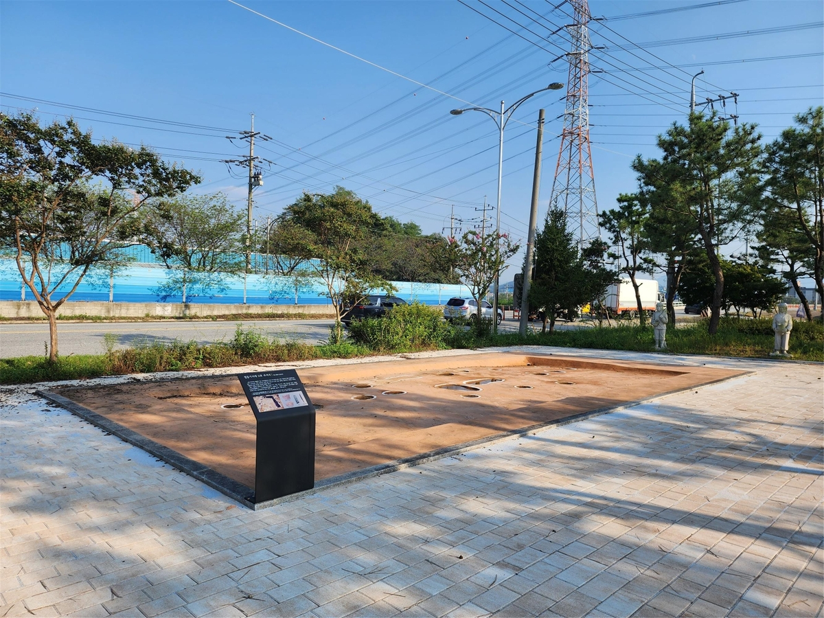 Cultural artifacts are relocated to make way for construction. (Cultural Heritage Administration)
