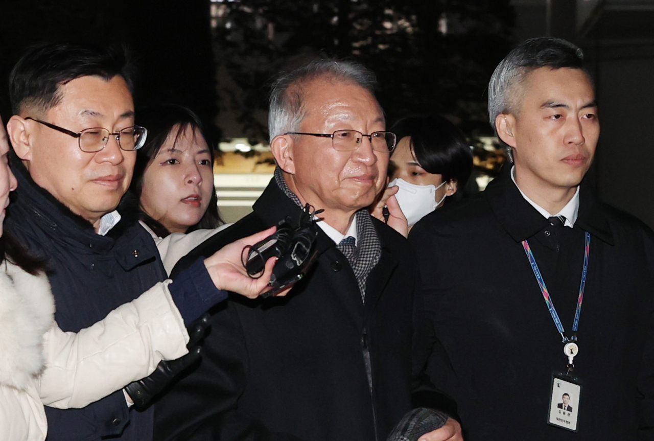 이른바 '사법농단' 재판 1심에서 무죄를 선고받은 양승태 전 대법원장이 26일 오후 서울 서초구 서울중앙지법을 나서고 있다. [연합]
