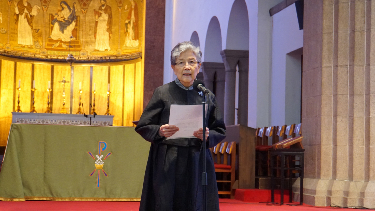 지난 24일 출판기념행사에서 저서 ‘용서하십시오, 그리고 긍휼히 여겨주십시오’를 소개하고 있는 이상숙(93) 박사.[성공회대 제공]