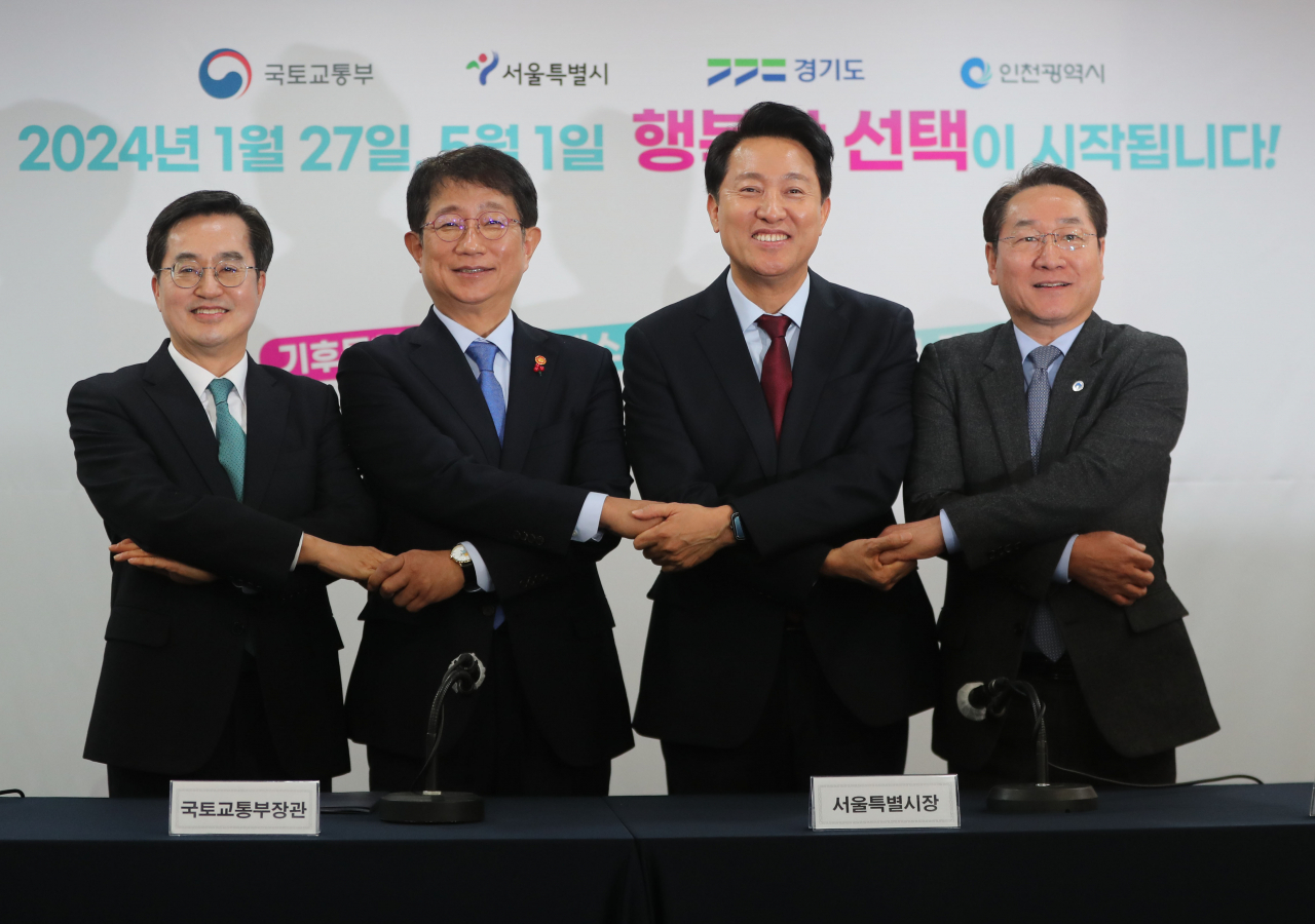 서울 중구 프레스센터에서 22일 열린 기후동행카드·K-패스·The 경기패스·l-패스 등 대중교통 정기권에 관한 국토부·수도권 지자체 합동 기자설명회에서 참석자들이 기념 촬영하고 있다. 왼쪽부터 김동연 경기도지사, 박상우 국토교통부 장관, 오세훈 서울특별시장, 유정복 인천광역시장.[연합]