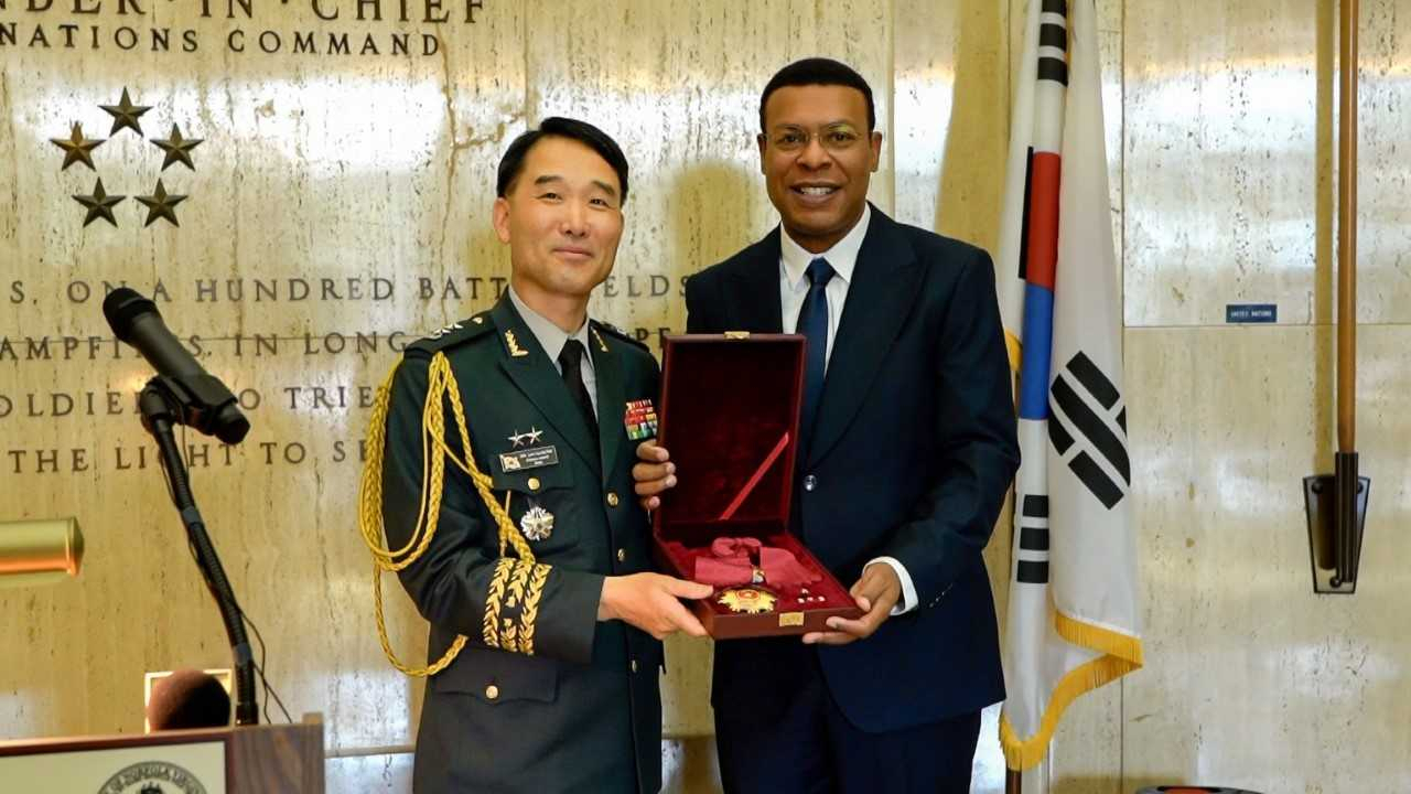 26일(현지시간) 미국 버지니아 노퍽시에 위치한 맥아더기념관에서 주미국방무관 이경구 소장(왼쪽)이 케네스 알렉산더 노퍽시장에게 맥아더 장군의 태극무공훈장 실물 을 전달하고 있다. [국방부 제공]