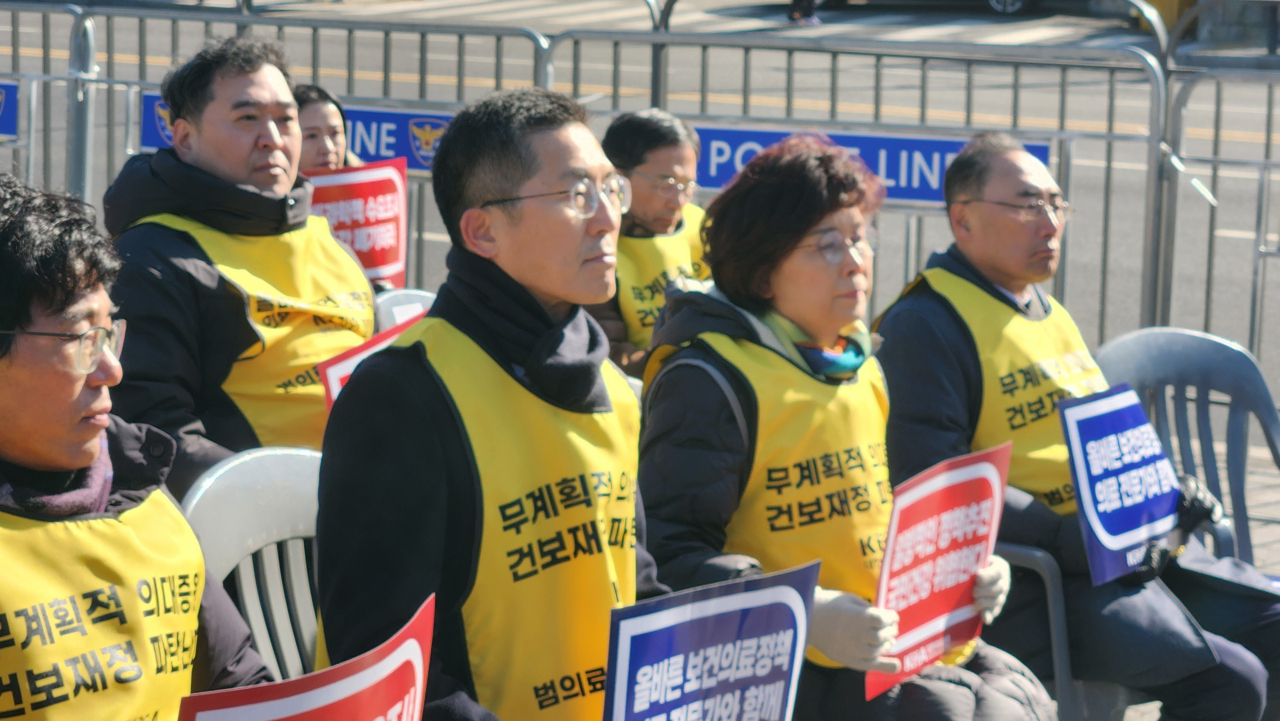 지난 25일 용산 대통령실 앞에서 열린 ‘제1차 정부의 의대 정원 증원 졸속 추진 강력 규탄 집회’. 안효정 기자